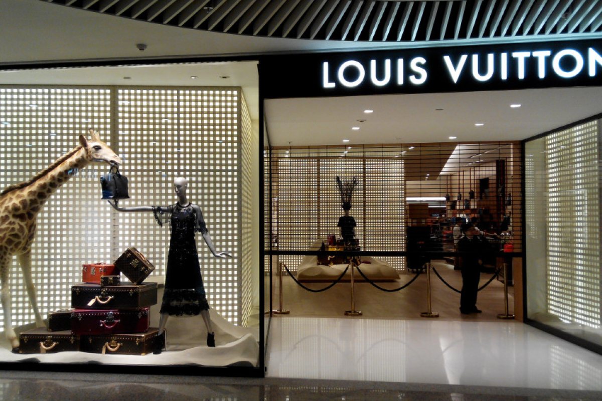 Louis Vuitton купи Christian Dior