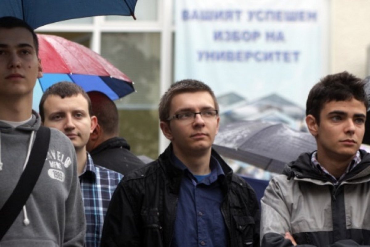 Дават 10 хил. лв. на родни студенти да учат в чужбина