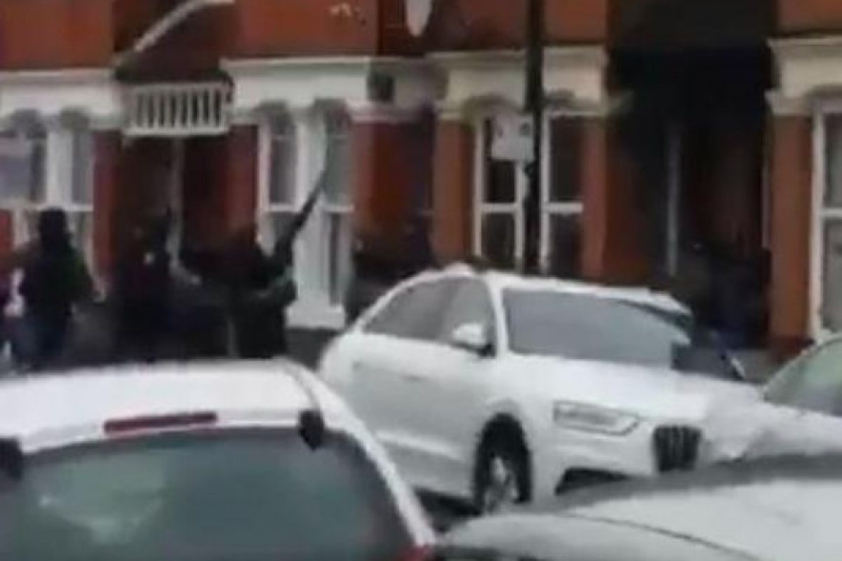 Простреляха млада жена при антитерористична операция в Лондон