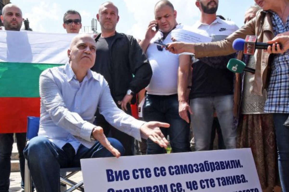 За какво протестира Слави?