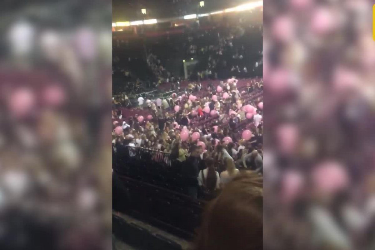 Ужасяващият момент на паника след експлозията в Манчестър (ВИДЕО)