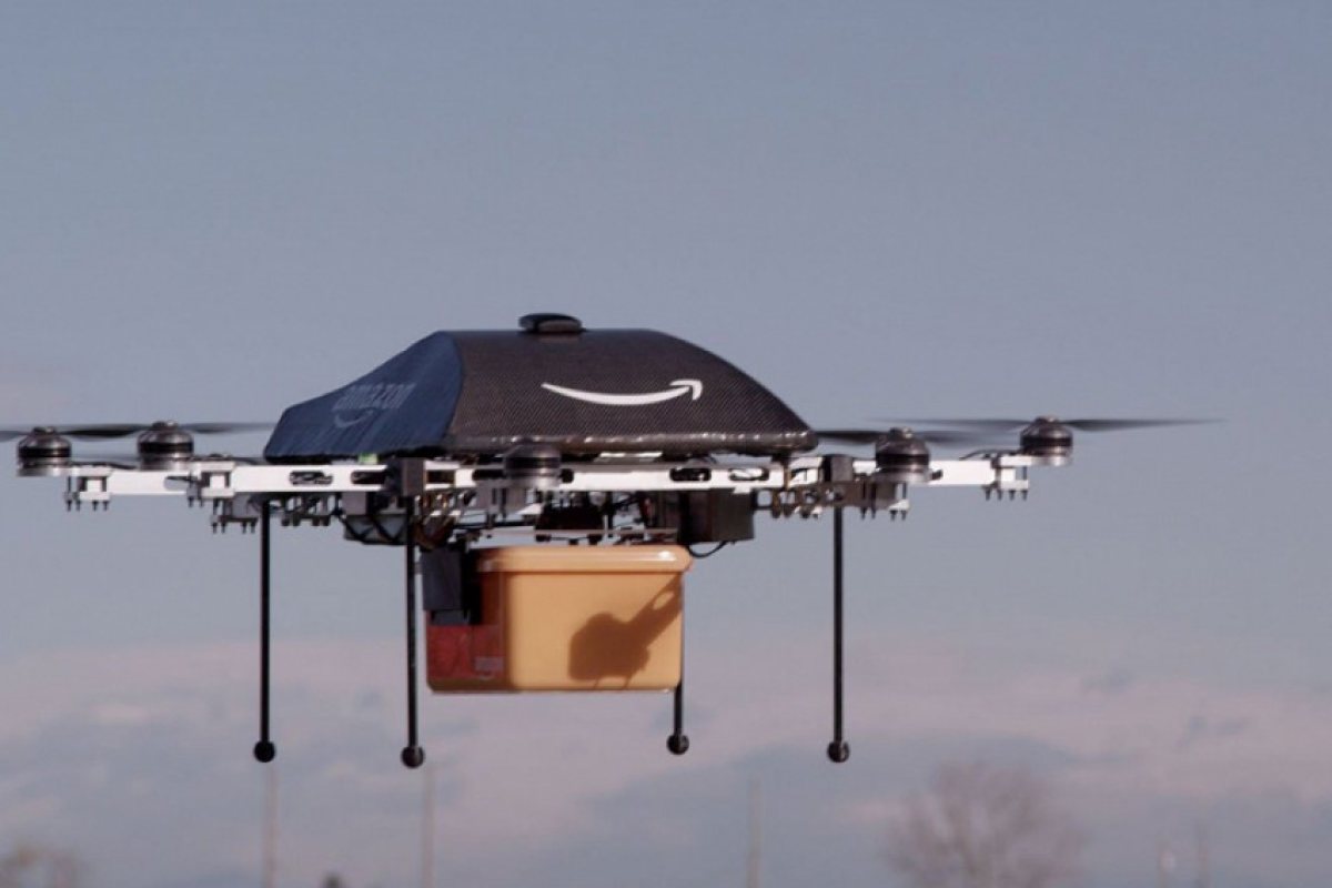 Amazon вече ще доставя с парашут