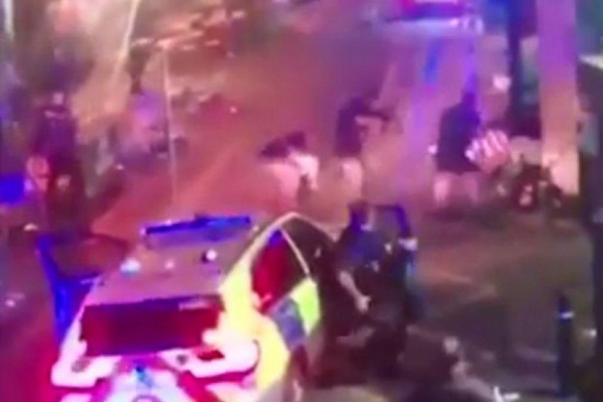 Вижте как полицаите убиват тримата терористи от "Лондон Бридж" (ВИДЕО 18 +)