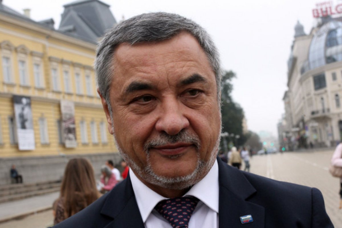 Валери Симеонов връща българите от Острова