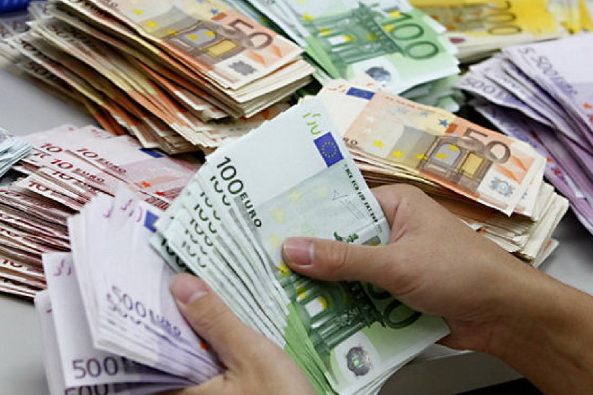 13-годишно германче раздаде хиляди евро на случайни минувачи  