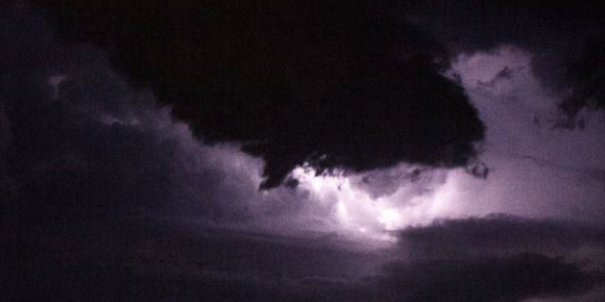 Вижте снимки от епичната буря в Лондон!