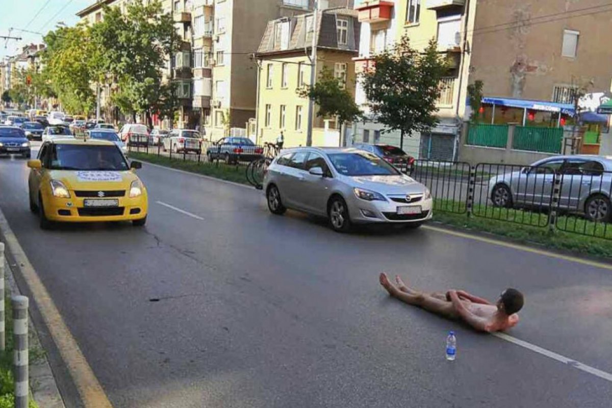 Гол мъж легна насред главно кръстовище