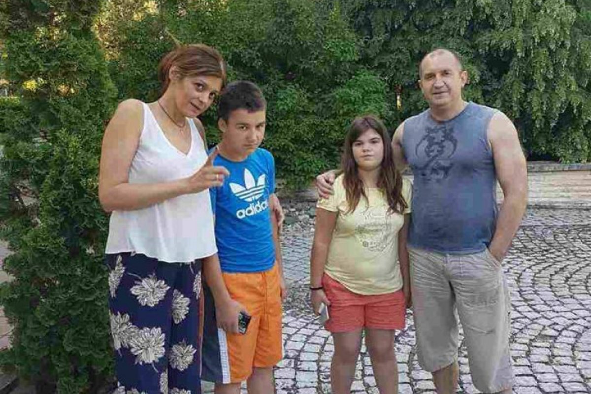 Снимка на Румен Радев и съпругата му предизвика бурни реакции в мрежата