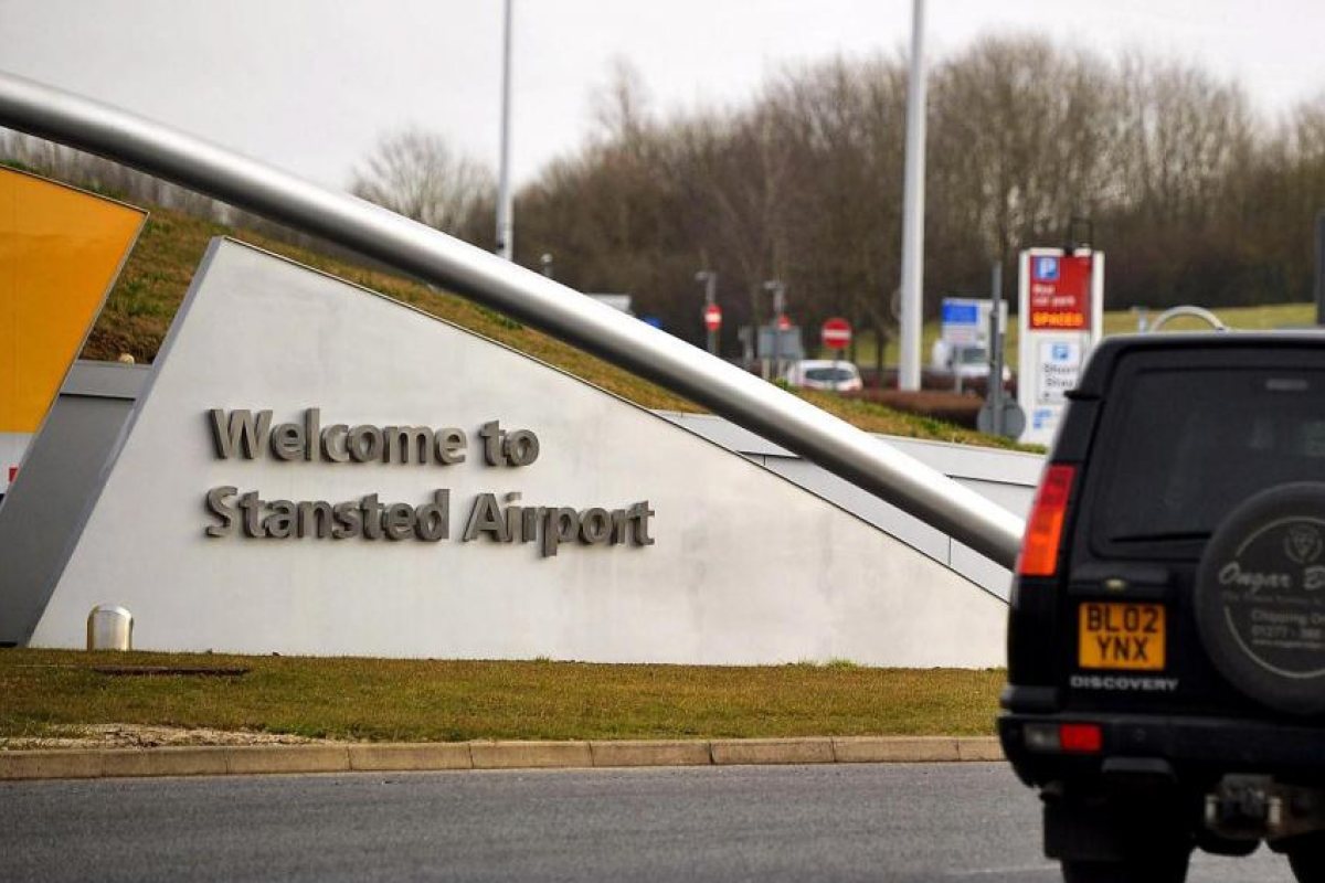 Арестуваха 16-годишно момче на Stansted, помагал на терористи