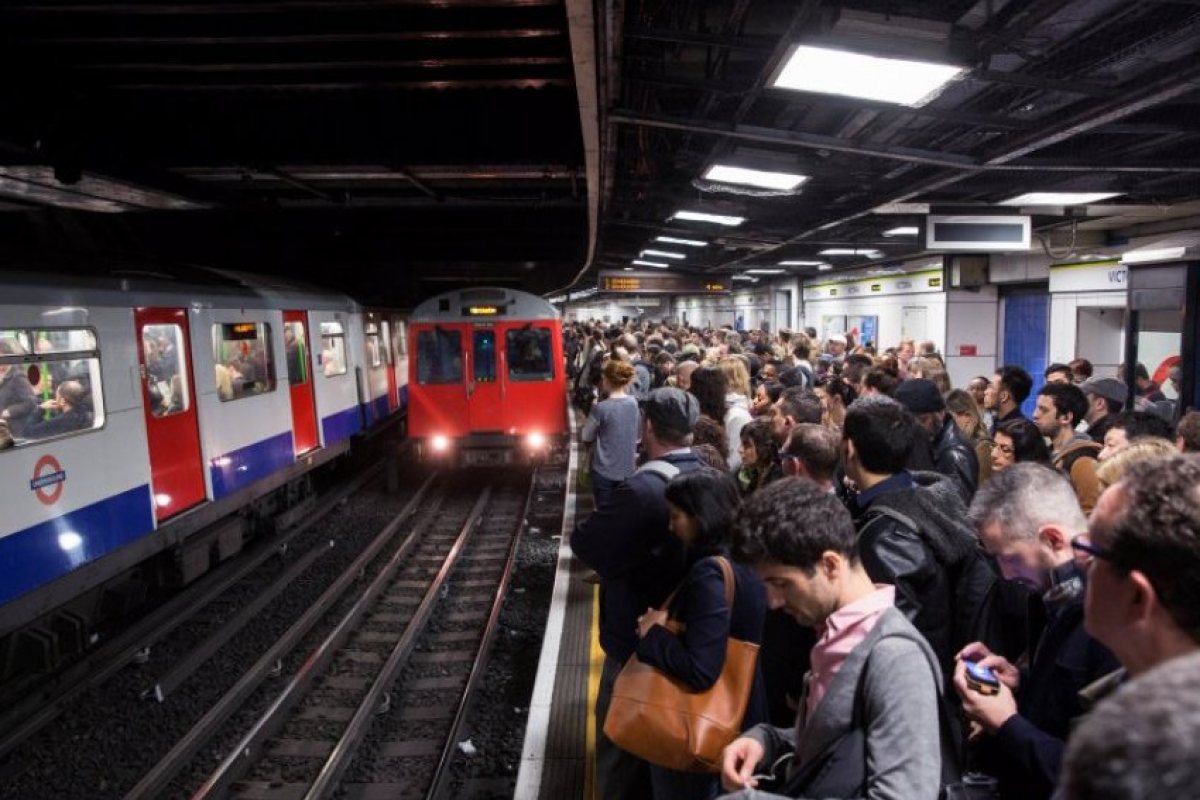 Как да пътуваме в метрото в Лондон безплатно (ВИДЕО)