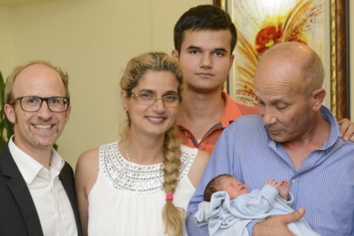 Бебето, родено в самолет, се прибра в България