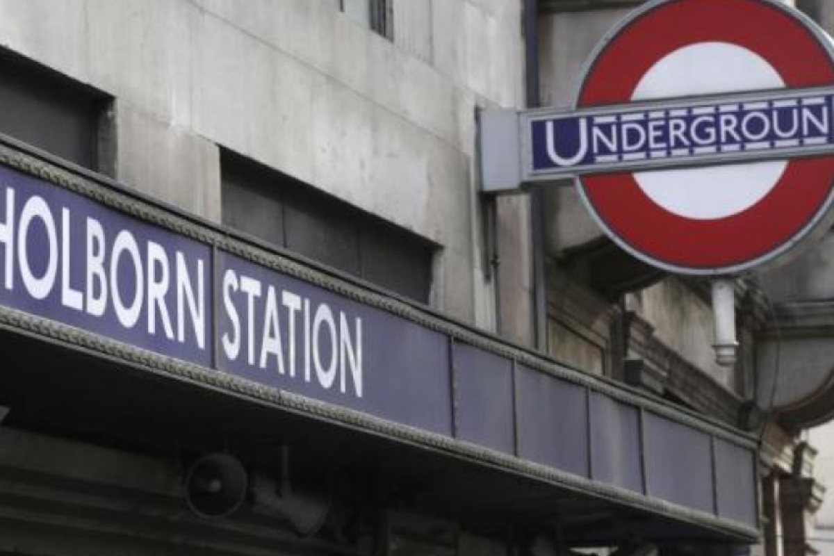 Взрив на станцията Holborn, вижда се пушек