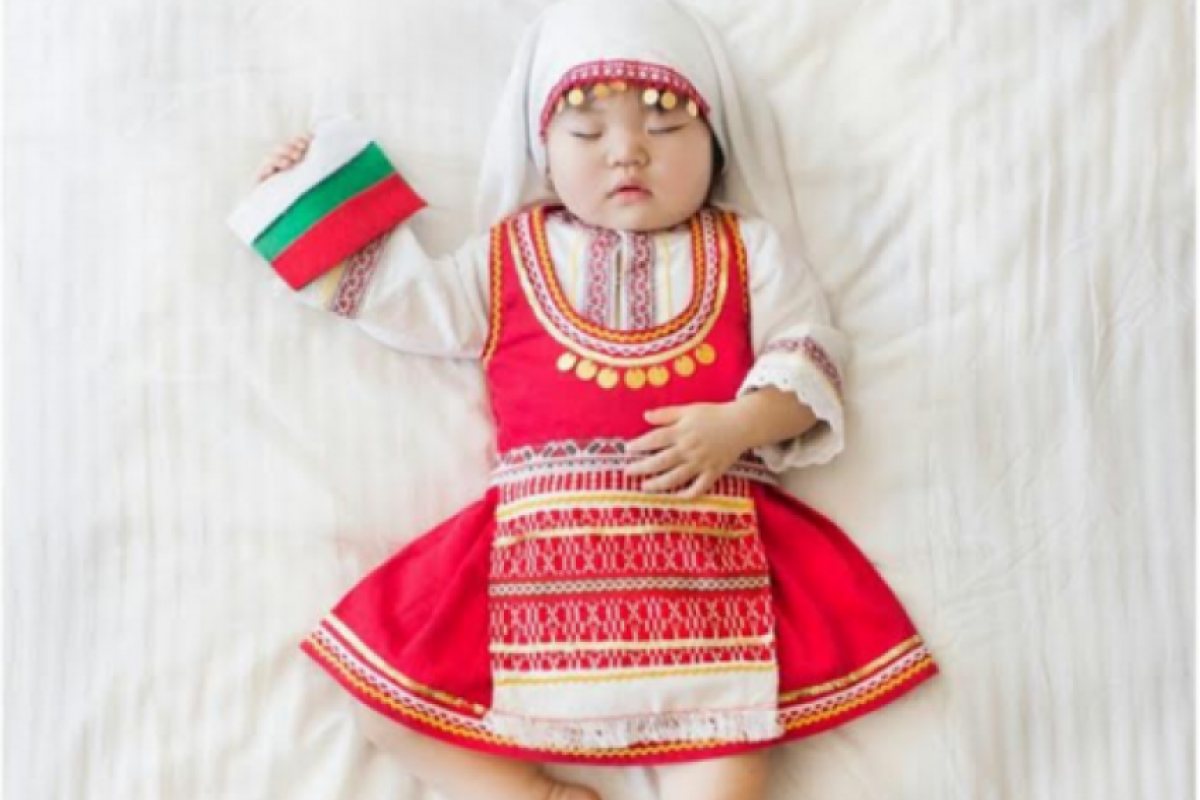 Корейско бебе облече българска носия  