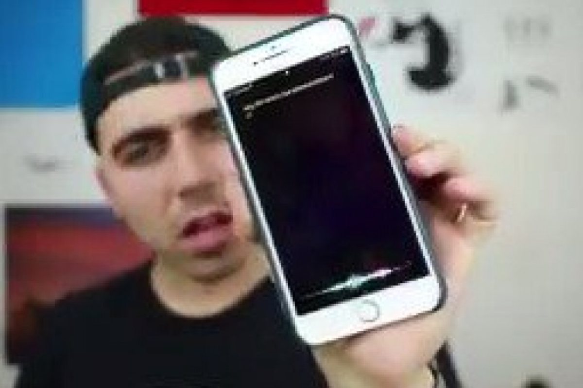 Siri: Химнът на България е "Деспасито"