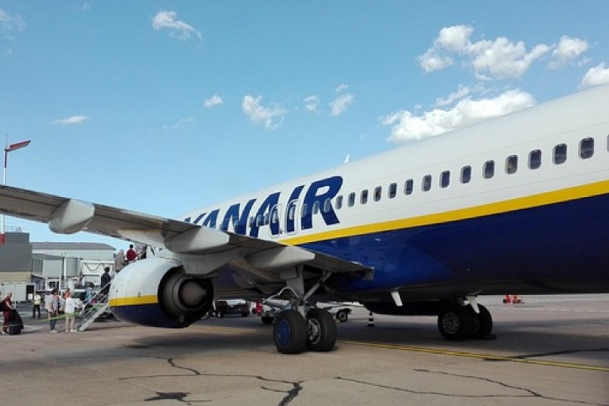 Новата политика на Ryanair за багажа се отлага 