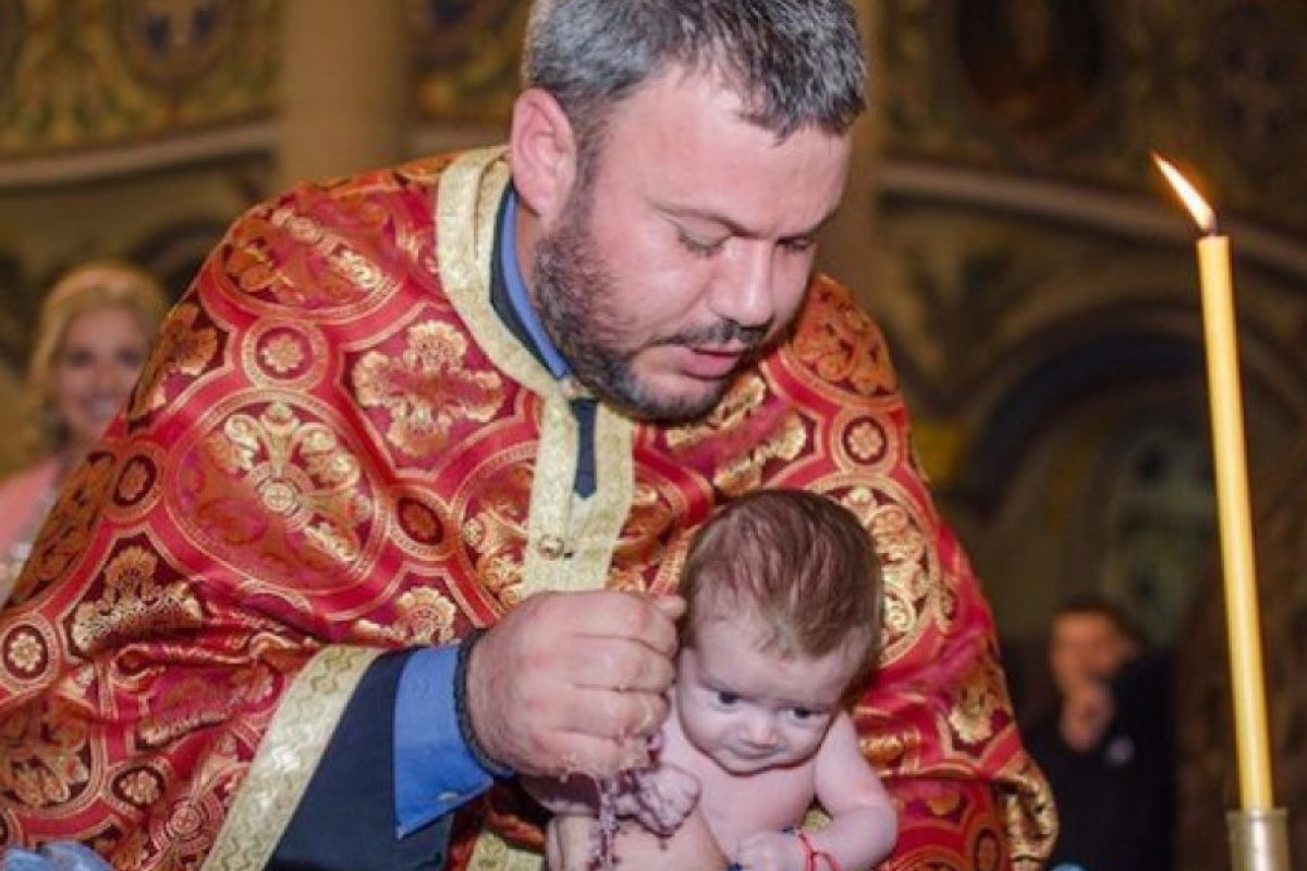 Кръстиха бебето, родено на борда на "Луфтханза"!
