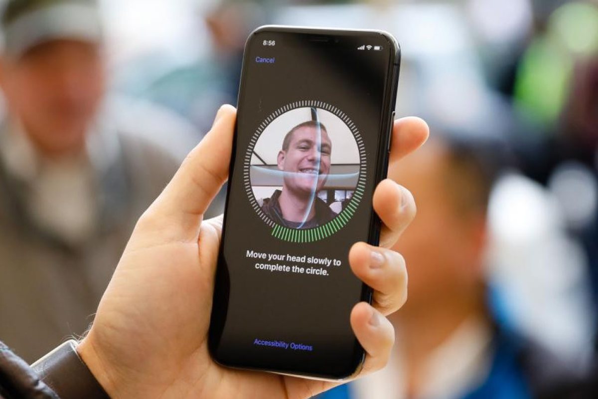 Първи проблеми с новия iPhone X