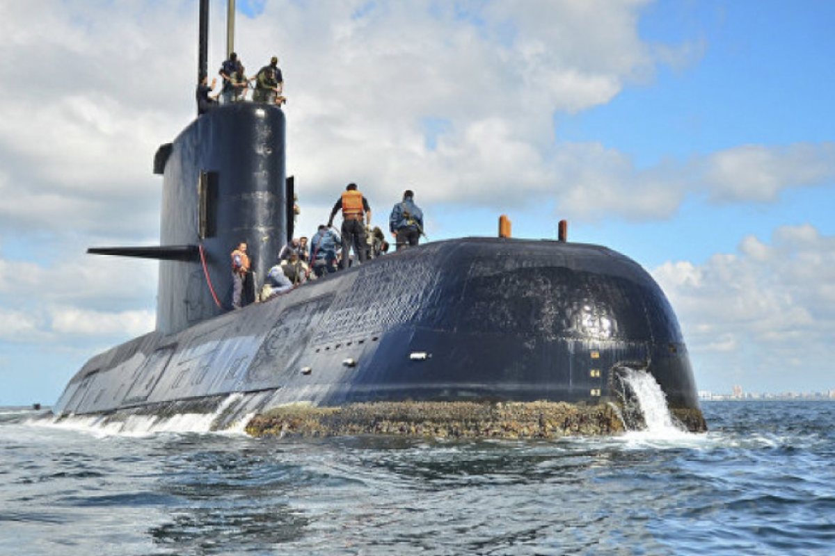 Само двама от екипажа на аржентинската подводница са извадили късмет  