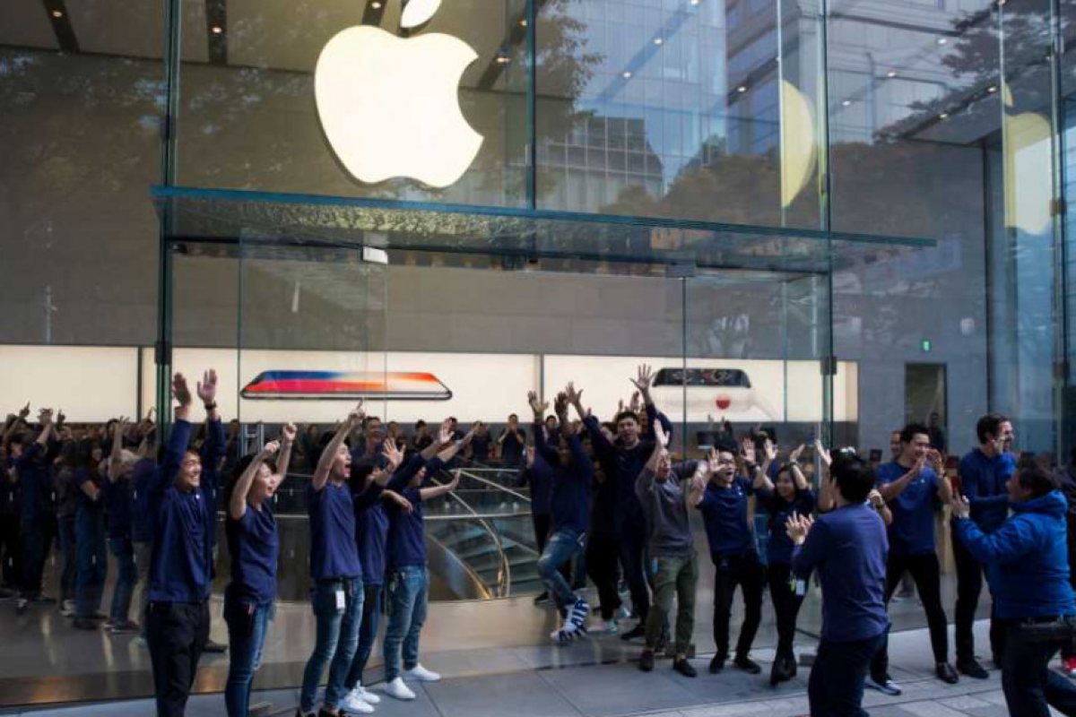 Apple преговаря да купи Shazam