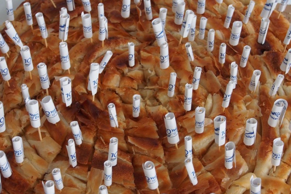 Защо ядем баница с късмети