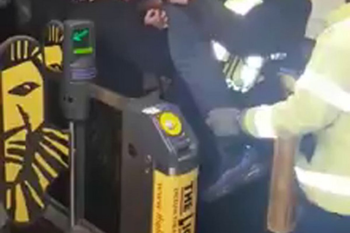 Мъж заклещи пениса си в бариерите на метрото (ВИДЕО 18 +)