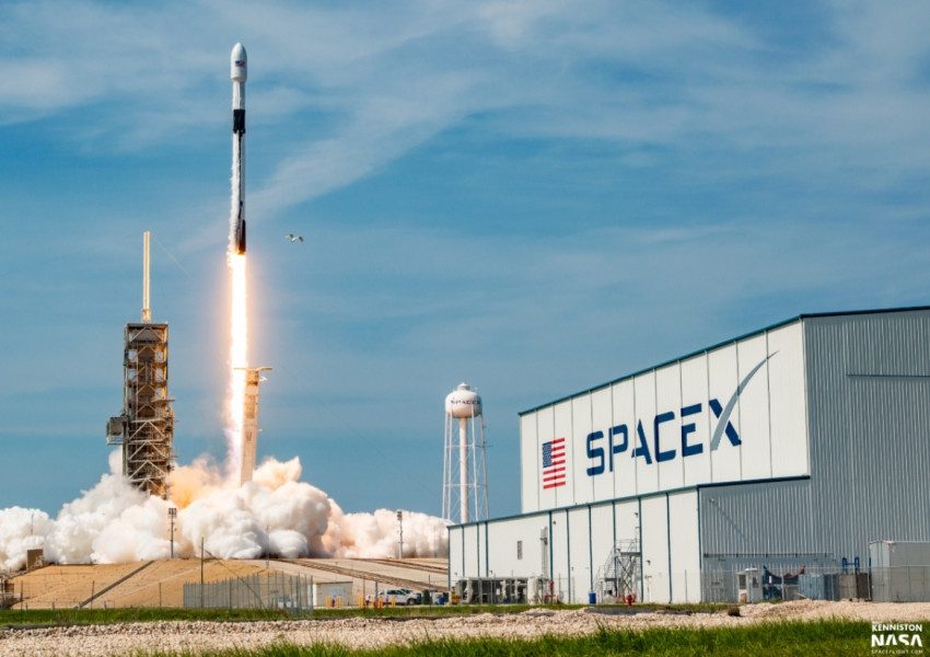 SpaceX е готова за рекорд: До часове ще изстреля 64 сателита накуп