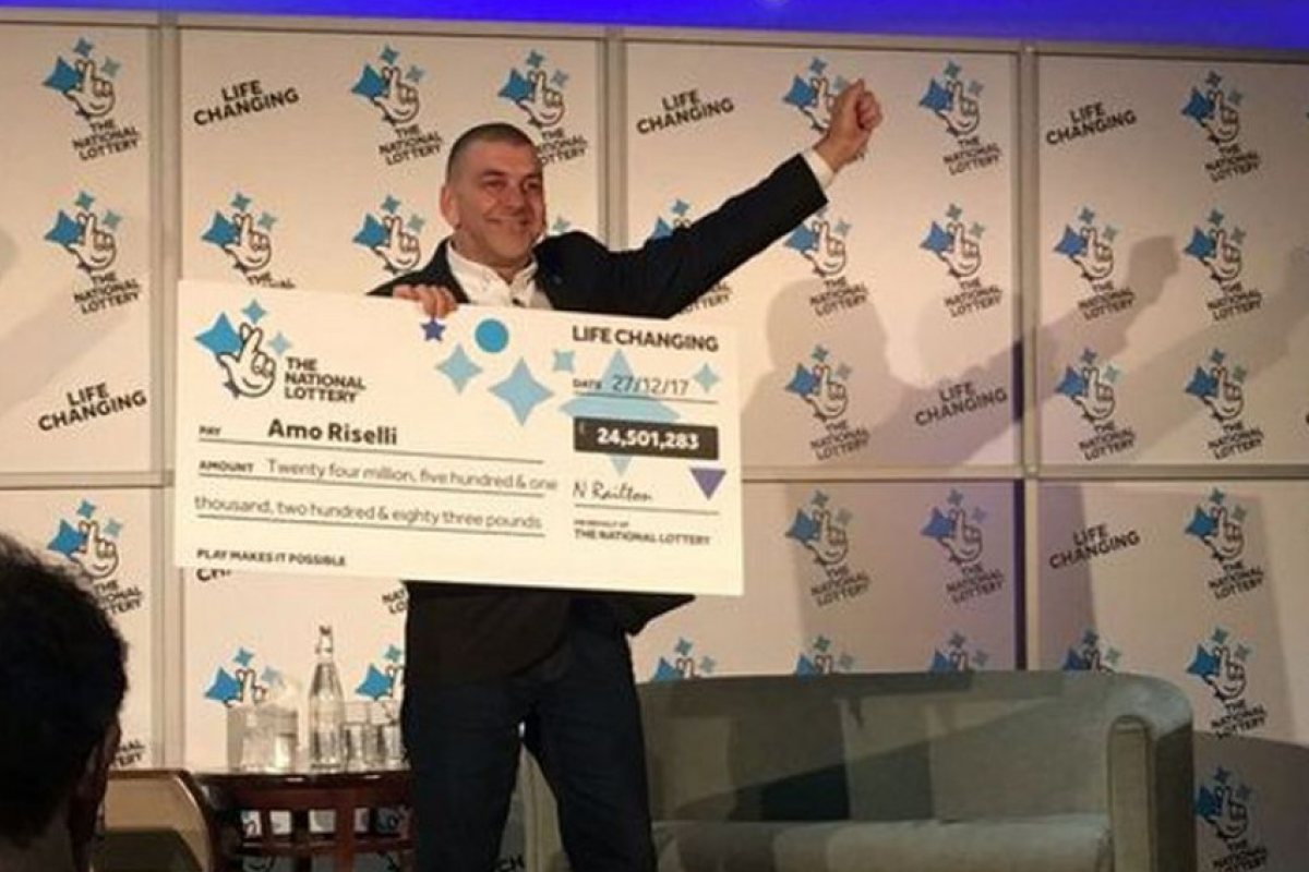Таксиджия спечели джакпота от 24.5 млн. паунда