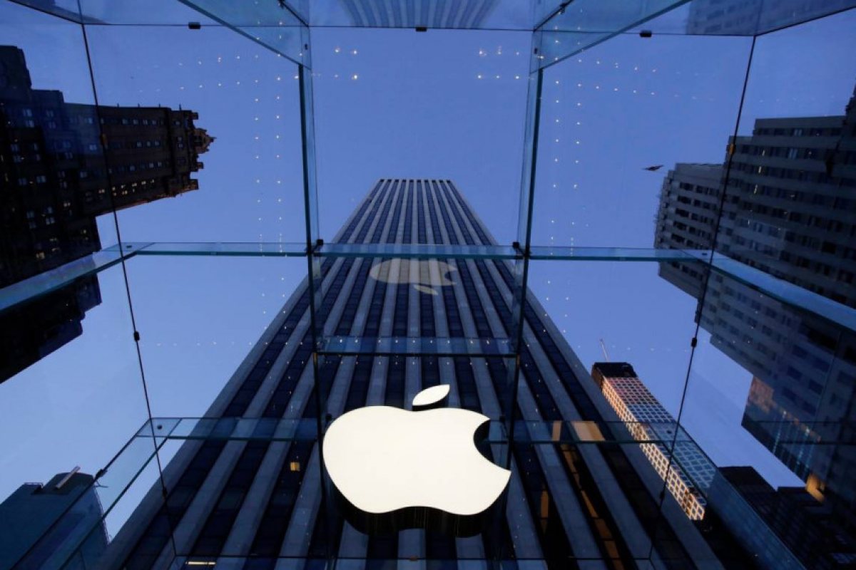 Apple спешно сменя батериите на старите ни телефони