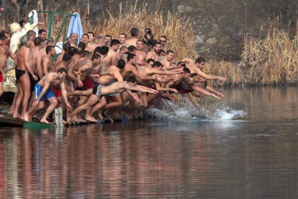 А те продължават да скачат в ледените води
