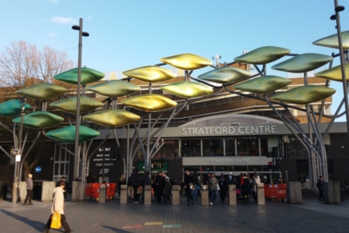 Бездомници окупираха Stratford Centre, спят по земята (СНИМКИ)