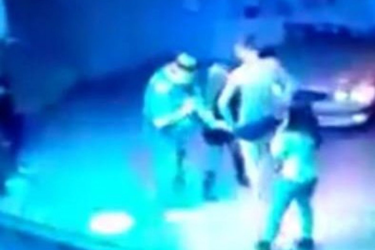 Жена прави френска любов пред очите на десетки за евтин алкохол (ВИДЕО 18 +)