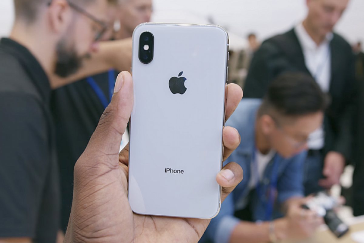Слабите продажби на iPhoneX причиняват главоболие и на Samsung