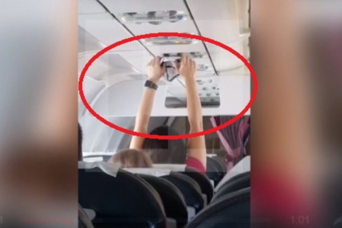Пасажерка си свали гащите в самолета по възможно най-странната причина