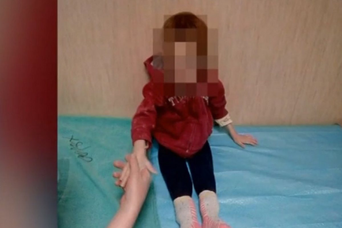 3-годишни близначета спешно в болница, майката е арестувана