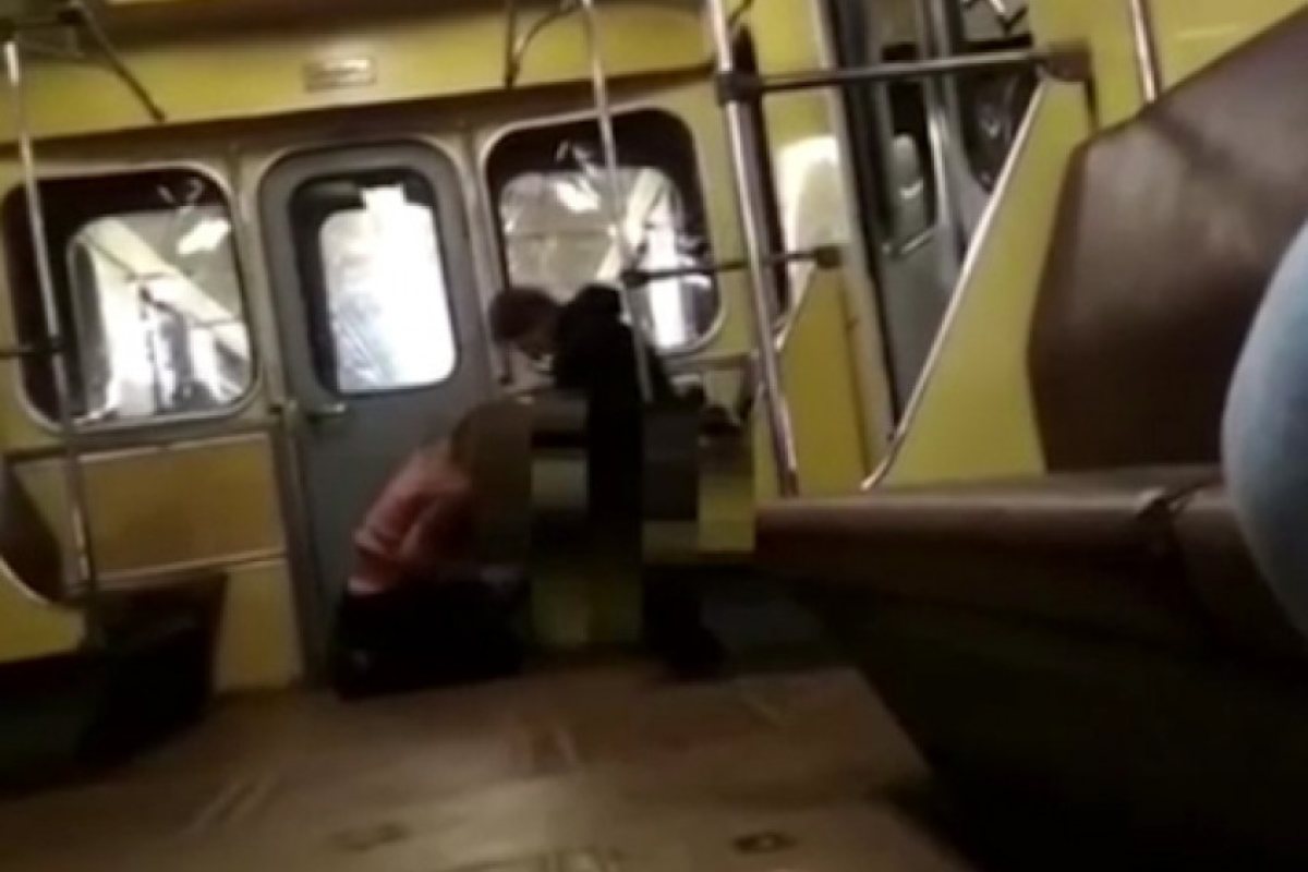 Двойка прави секс пред пътниците в движещ се влак (СНИМКИ 18+)