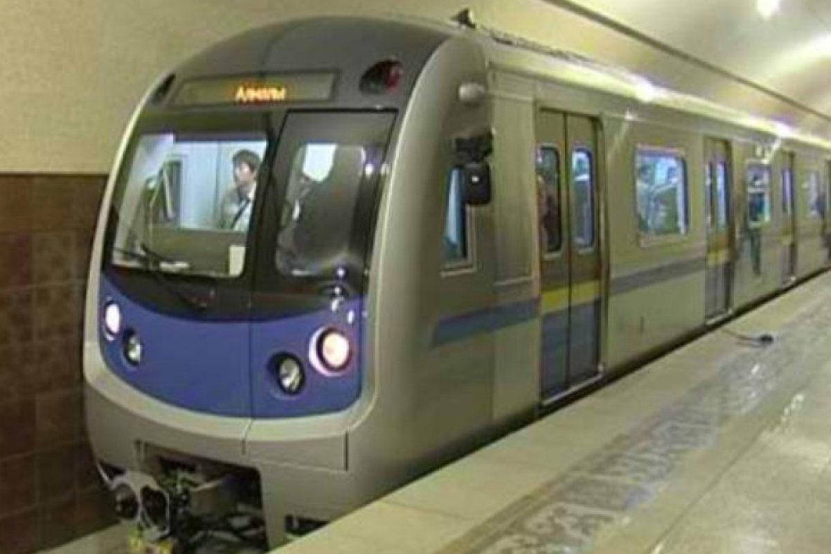 Десетки блокирани в метрото заради сръбския президент