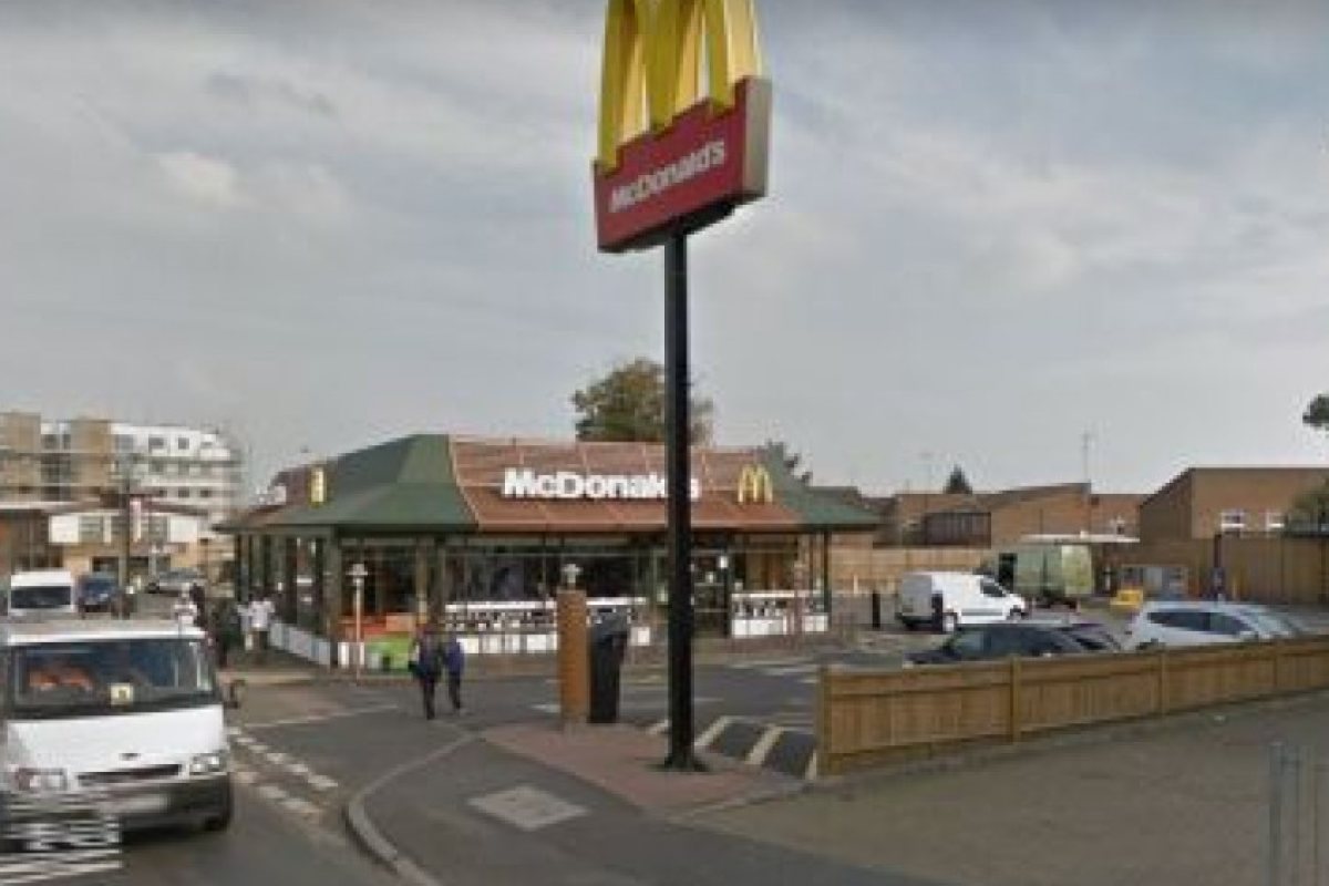 McDonald's накара 14-годишно момиче да яде на студа, носела униформа