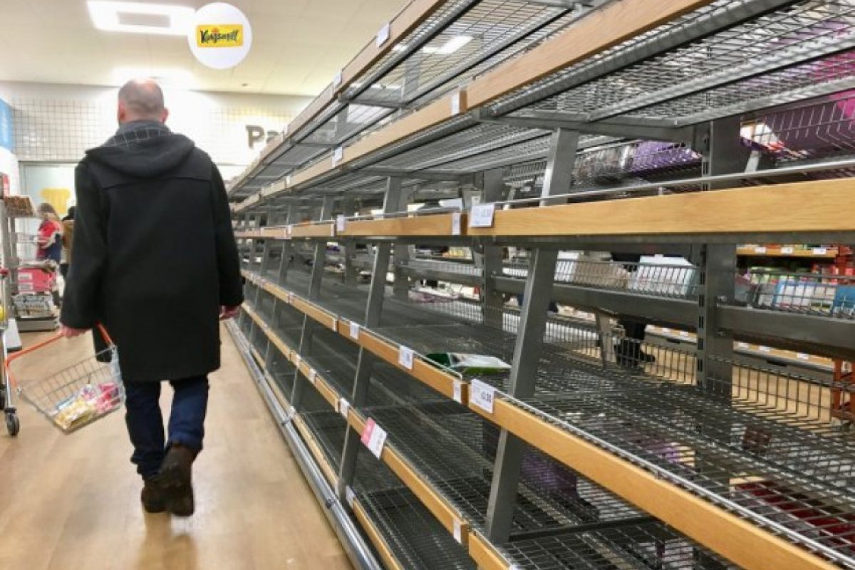 Защо магазините във Великобритания са празни?