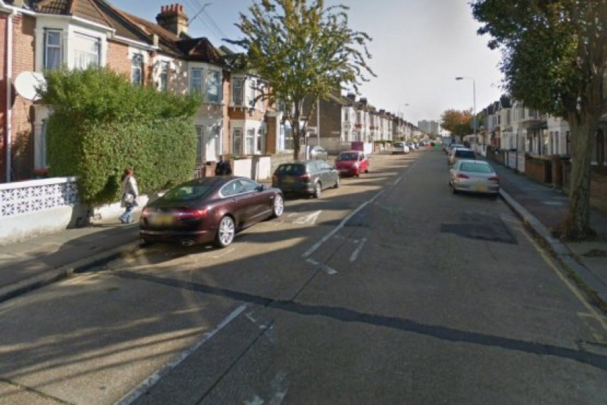 Мъж в критично състояние след нападение с киселина в източен Лондон