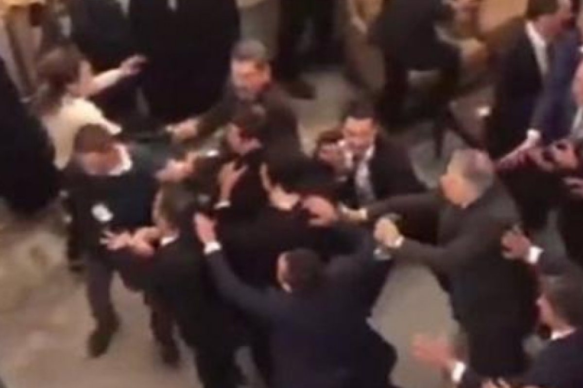 Жестоко меле в турския парламент