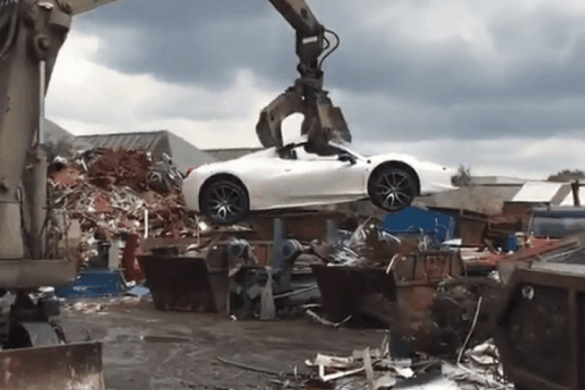 Неприятно! Полицаите в Бирмингам изпратиха за скрап Ферари за 200 бона!