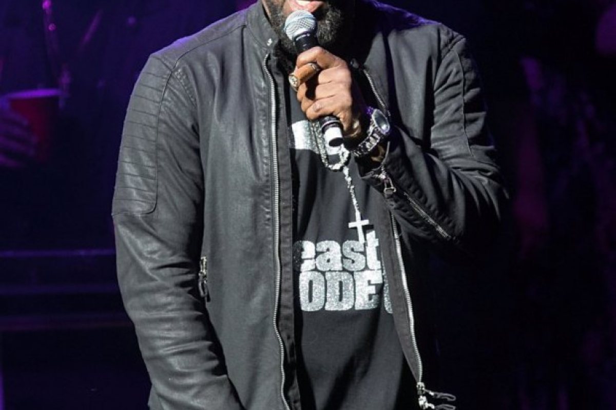 Бивша приятелка на R Kelly: Той е сексуален извратеняк!