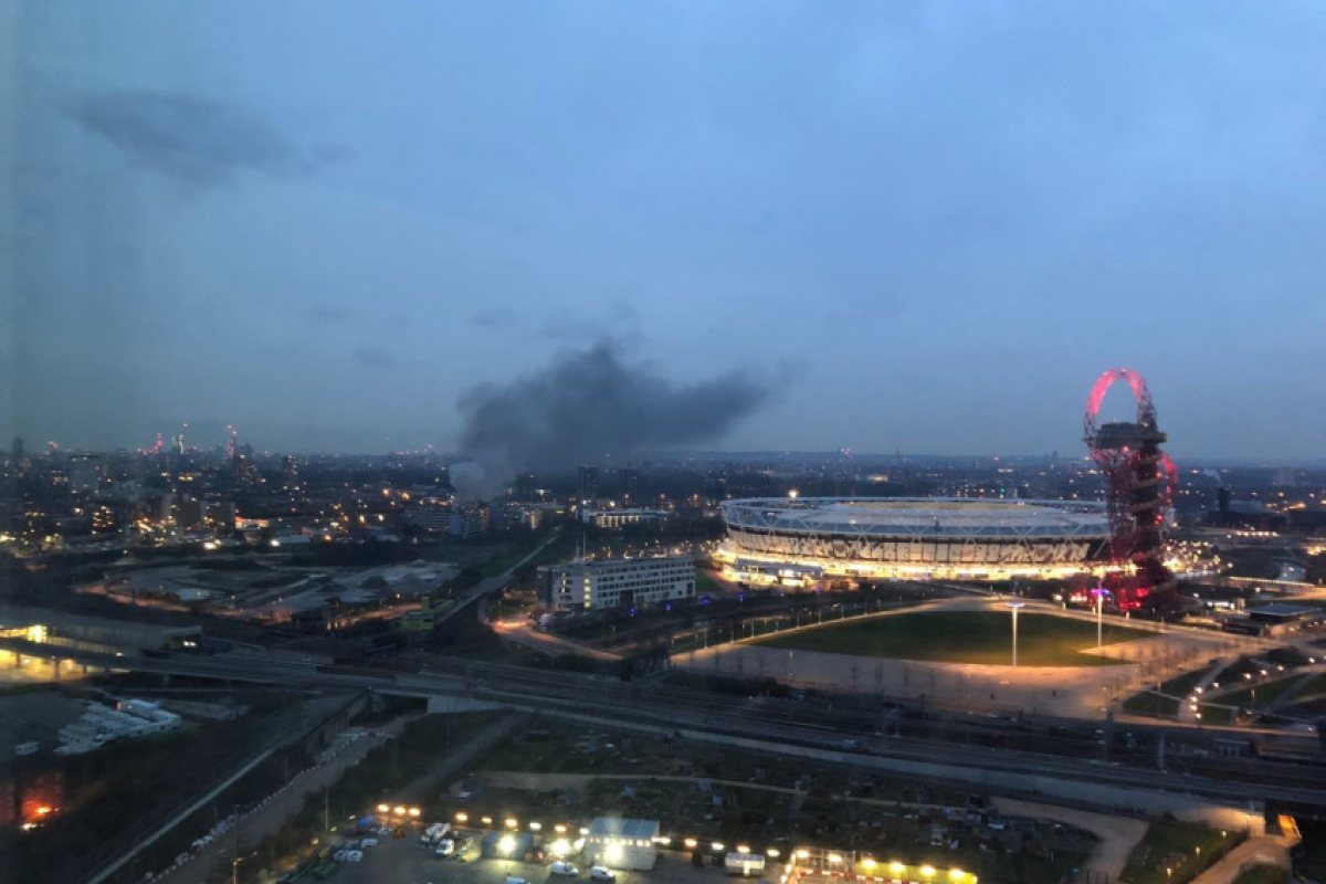 Шест пожарни и 58 огнеборци заради пожара в Източен Лондон!