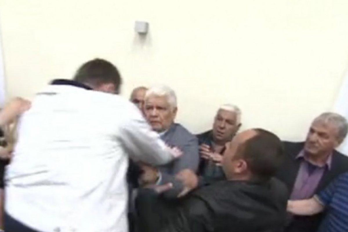 Седесари се млатиха яко по време на партийно събрание (ВИДЕО)