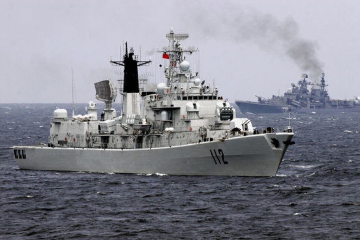 Русия с мащабно учение, Великобритания с недостиг на военни