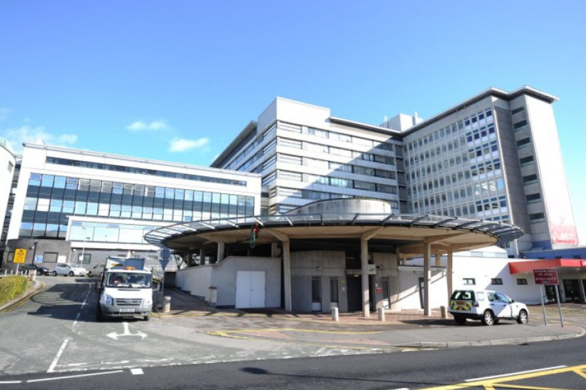 Албанка преметна NHS за операция за 72 хиляди паунда, използвала фалшиво ID