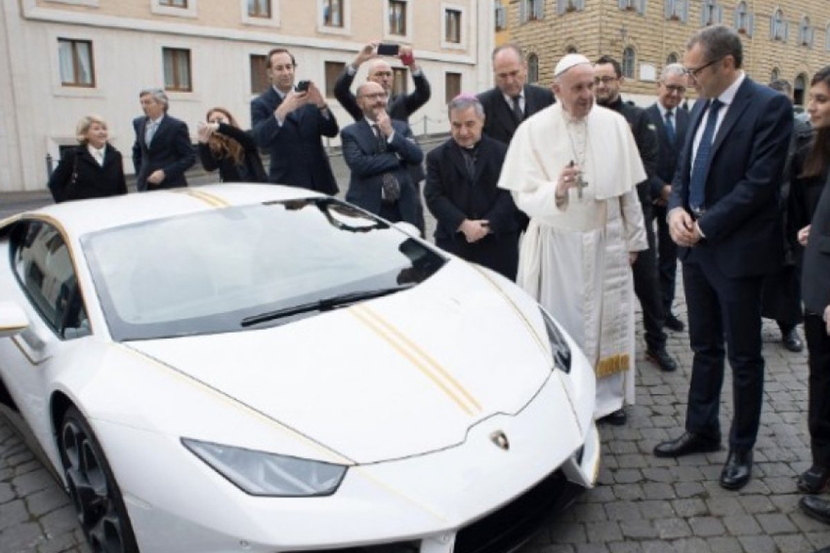 Продадоха на търг Lamborghini-то на папата