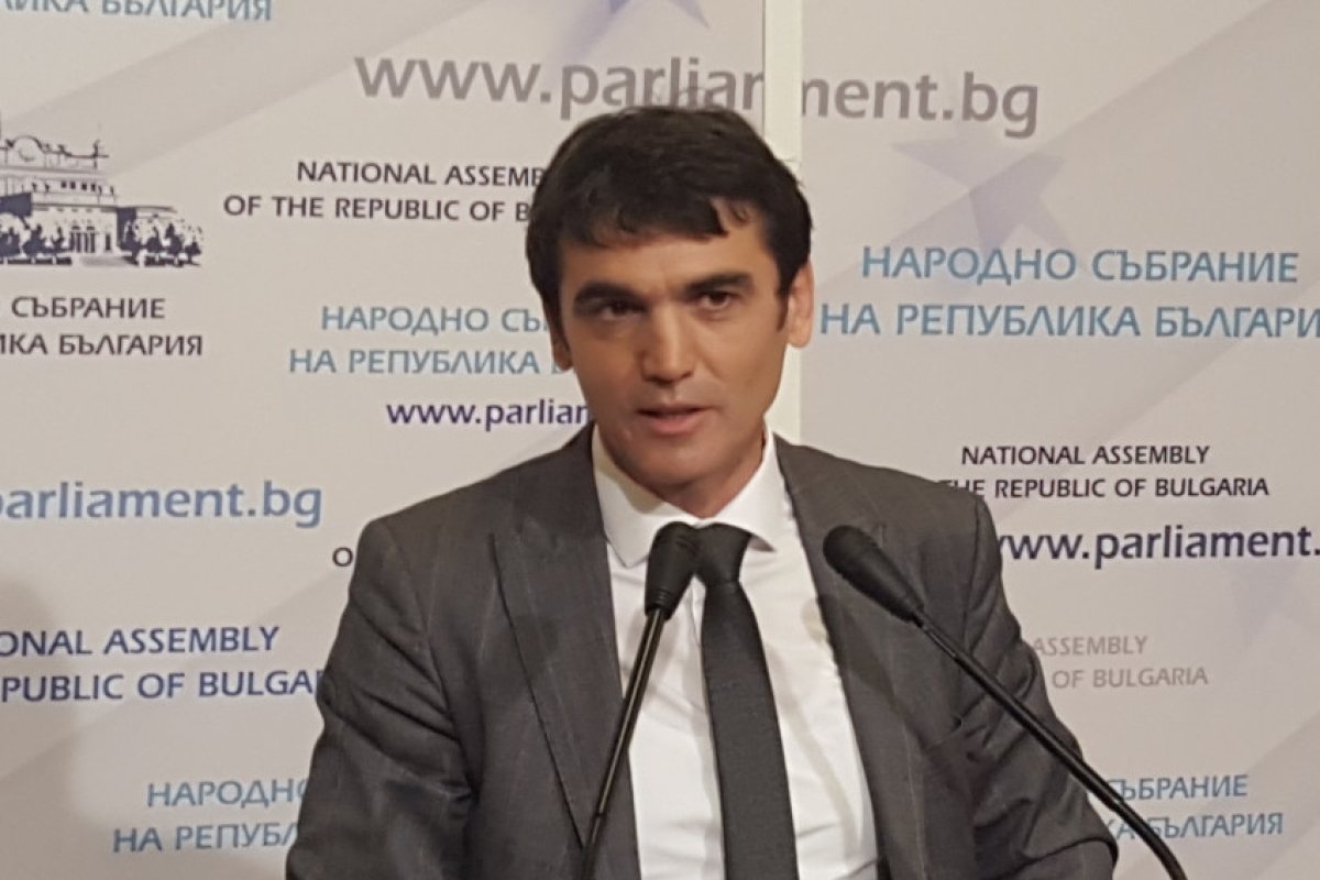 Защо поискаха оставката на шефа на Комисията за българите в чужбина