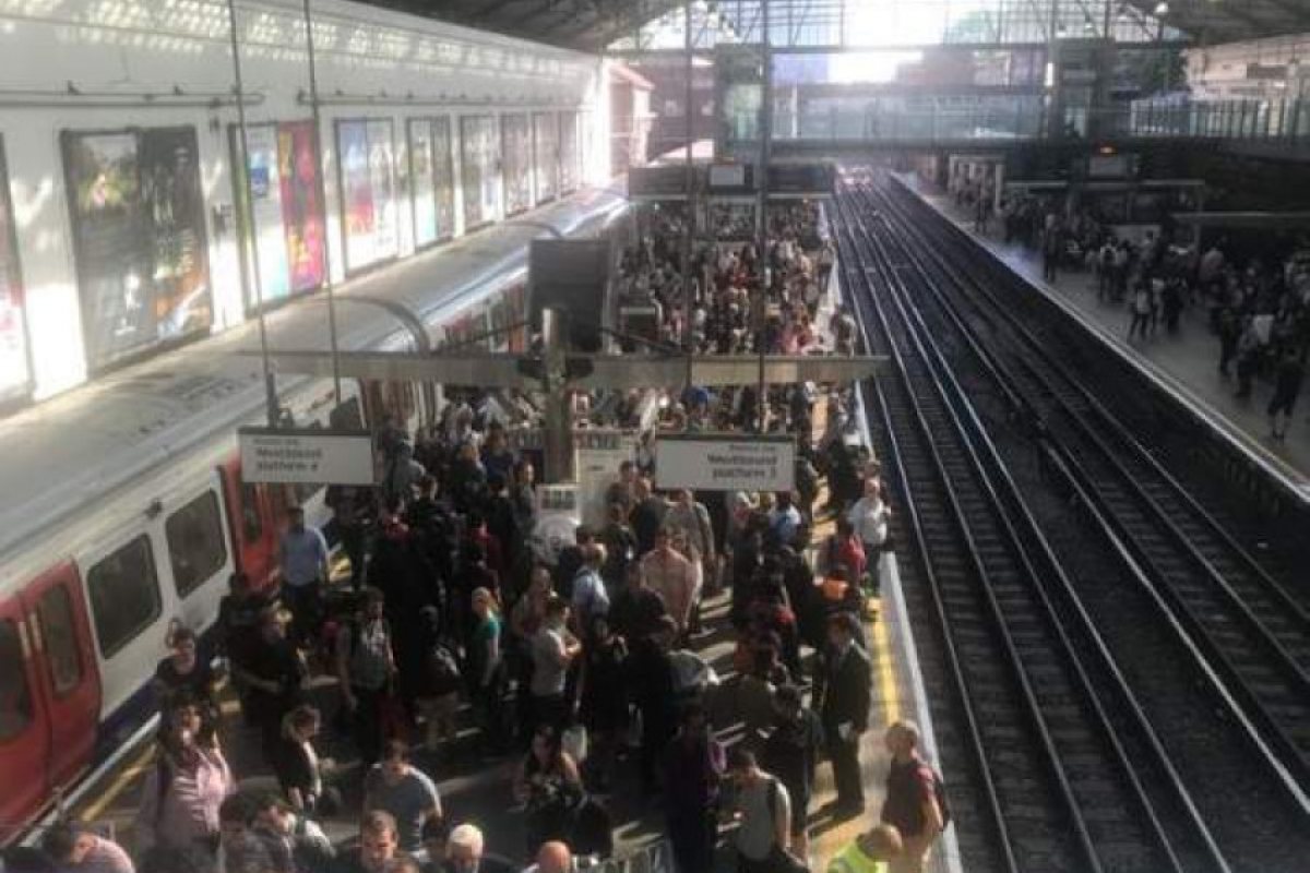 Сериозни проблеми в метрото, пътници блокирани за час