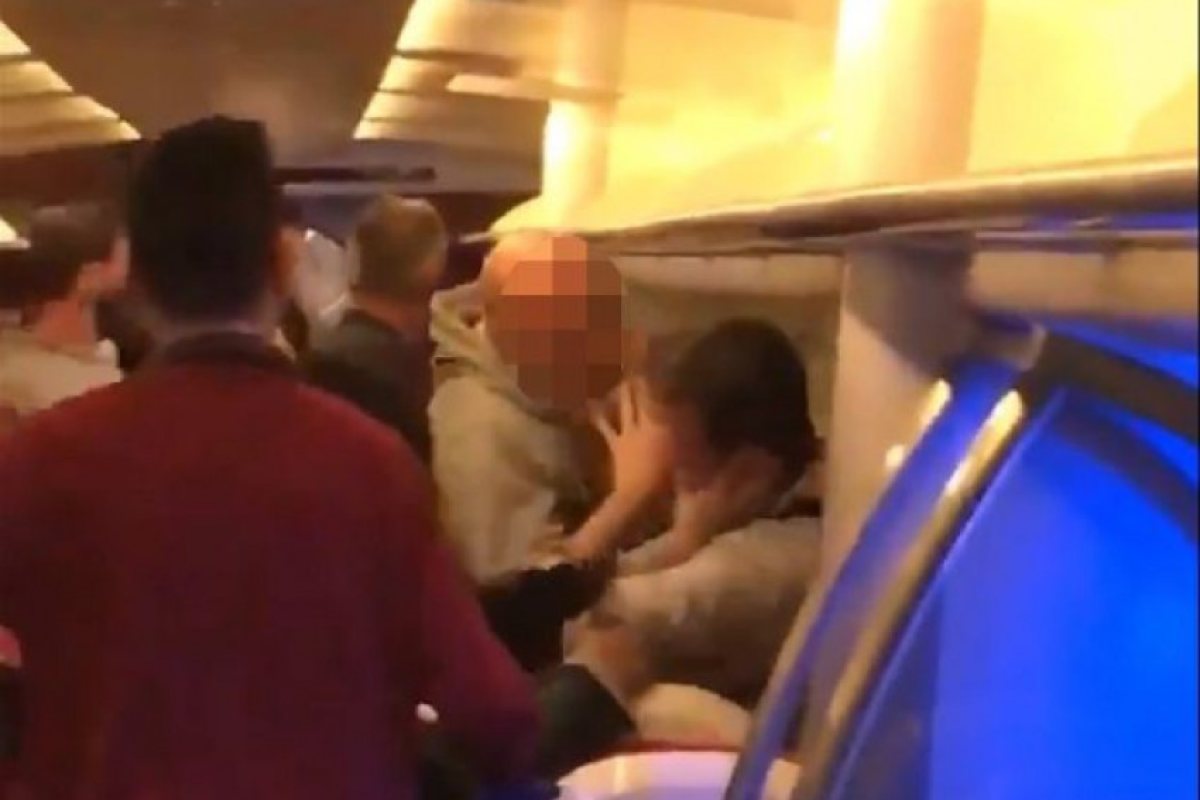 Пиян пътник заснет да бие контрольор във влак за Юстън (ВИДЕО)